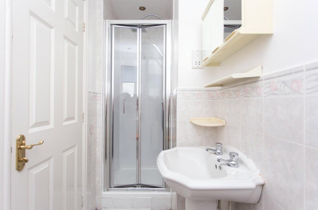House in Leeds, West Yorkshire - View 5
