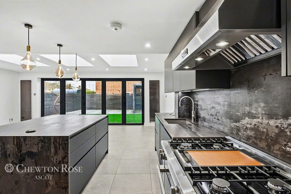 Hilltop Close, Ascot photo 2