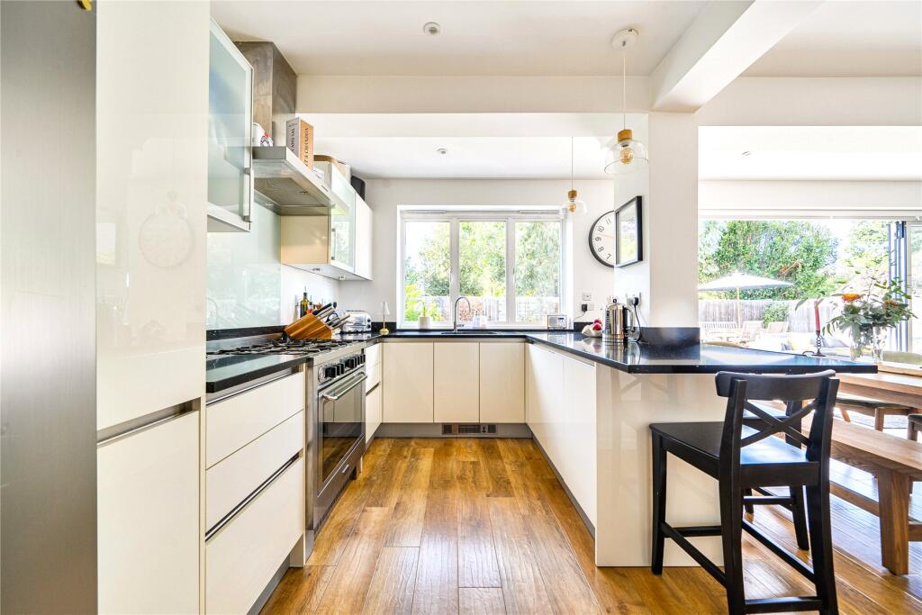 House in Kingston upon Thames - More