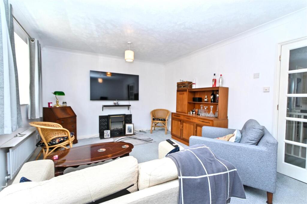 Salvador Close, Eastbourne photo 5