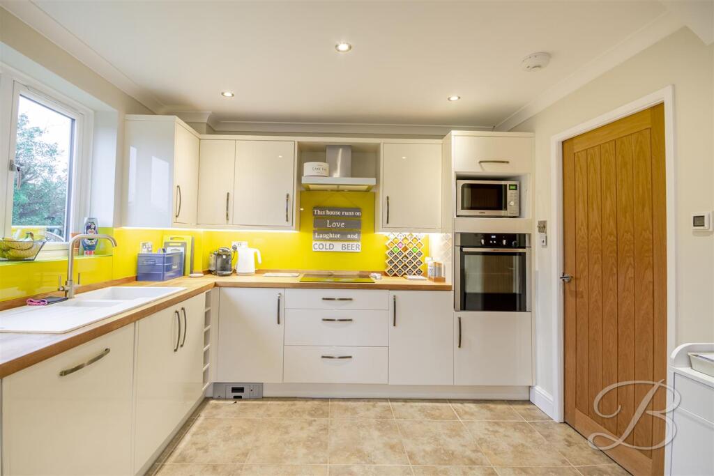 Pine Close, Rainworth, Mansfield photo 2
