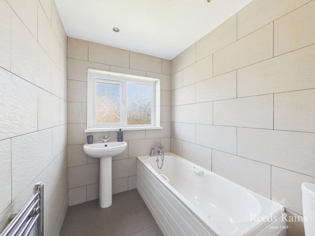 House in Hull, Longhill - More