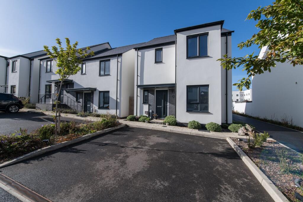3-bed detached on Elm Park Way, Exeter, £325,000