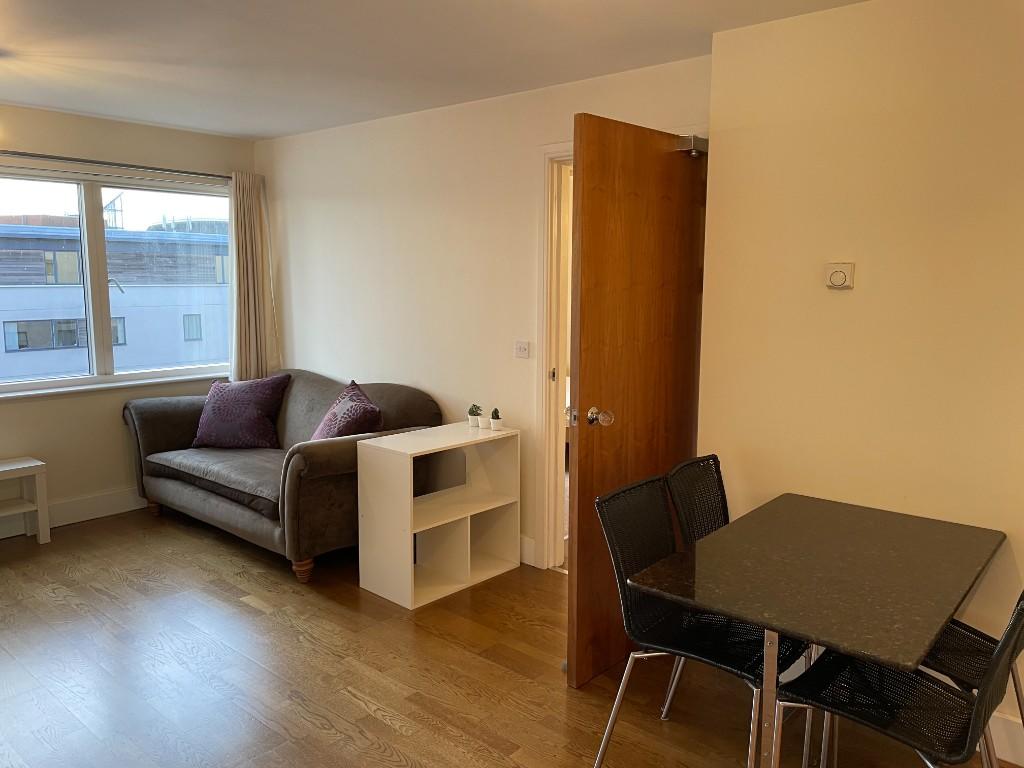 Apartment in Cardiff(City), Cardiff - View 3