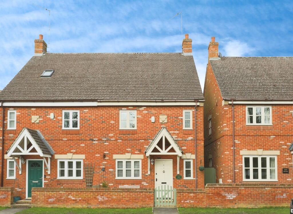 4-bed semi-detached on Park View Court, Kineton, Warwick, £390,000