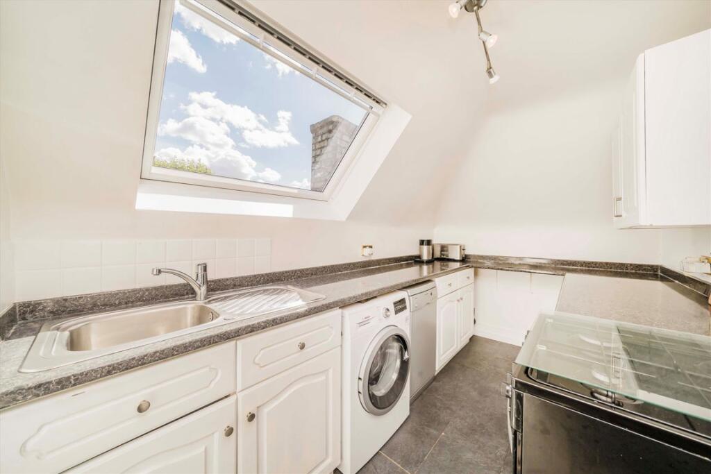 Apartment in Kingston upon Thames - View 3