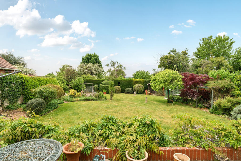 Searle Road, Farnham, GU9 photo 4