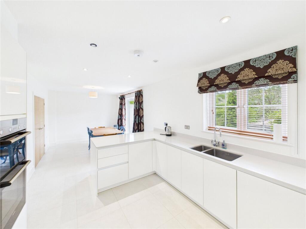 Aubyns Wood Rise, Tiverton, Devon, EX16 photo 3