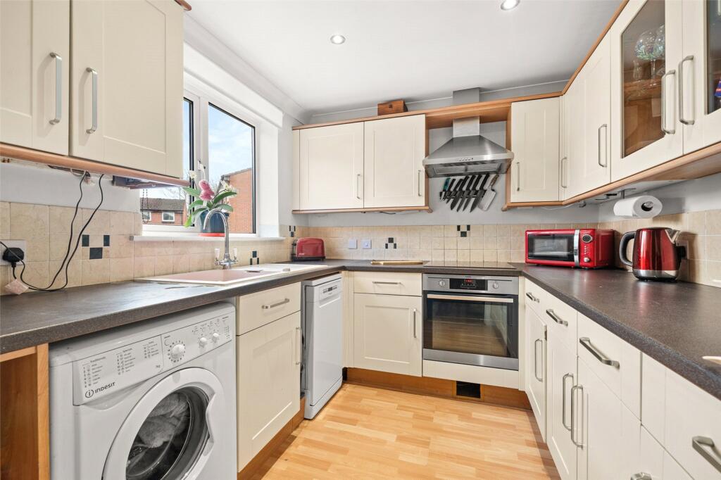 Fleet Close, Wokingham, Berkshire, RG41 photo 2