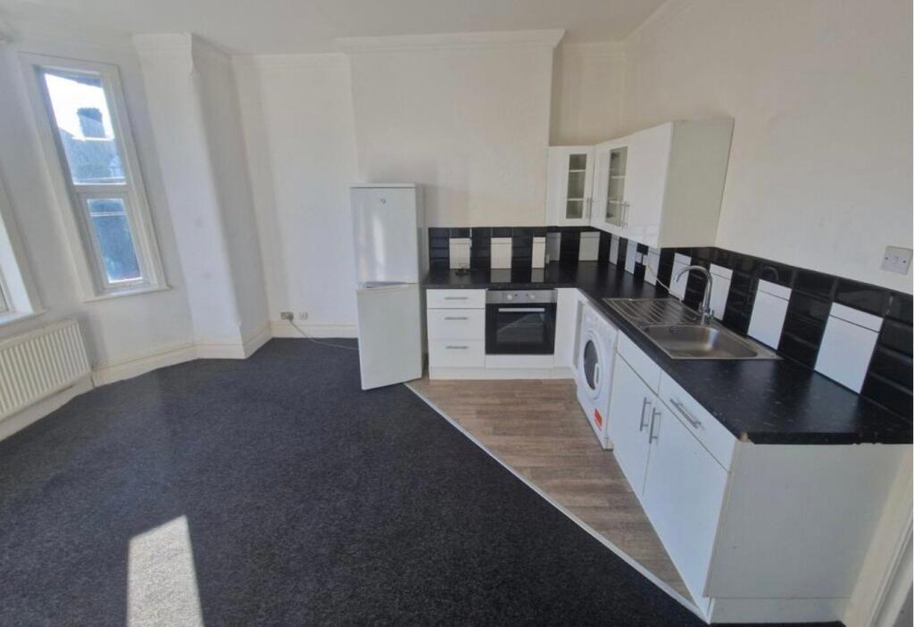 Apartment in Manchester, Whalley Range - View 2