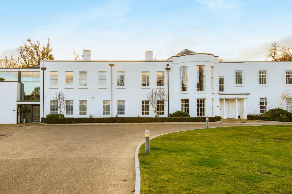 2-bed flat on West Common Road, Hayes, Bromley, Kent, BR2, £520,000