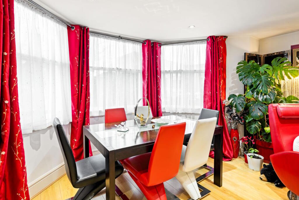Apartment in Dover, Tower Hamlets - View 4