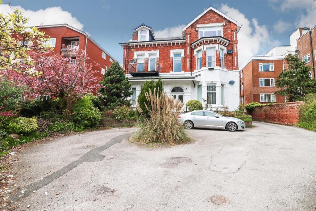 2-bed flat on Albert Road, Southport, Merseyside, PR9 9LN, £140,000