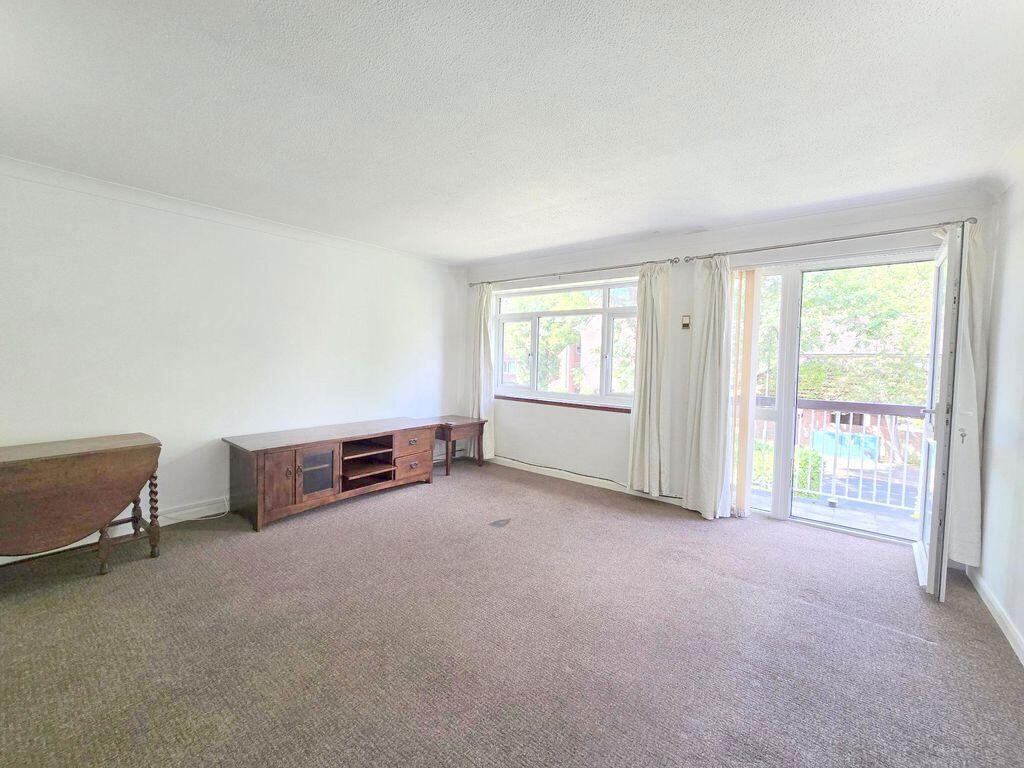 Apartment in Pinner, Hatch End - View 4