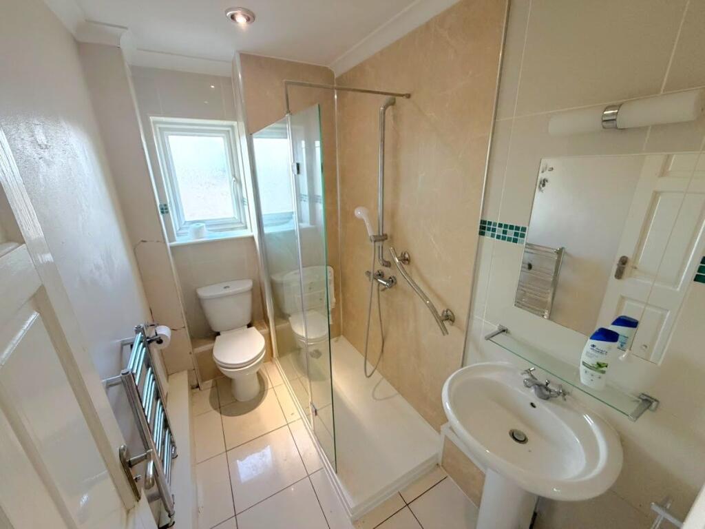 Apartment in Spelthorne, Surrey - More