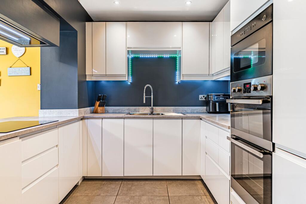House in Tonteg, Llantwit Fardre - More