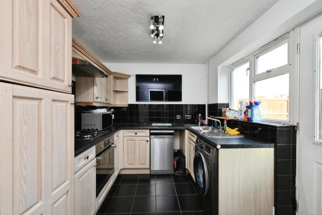 House in Epping Forest, Waltham Abbey - More