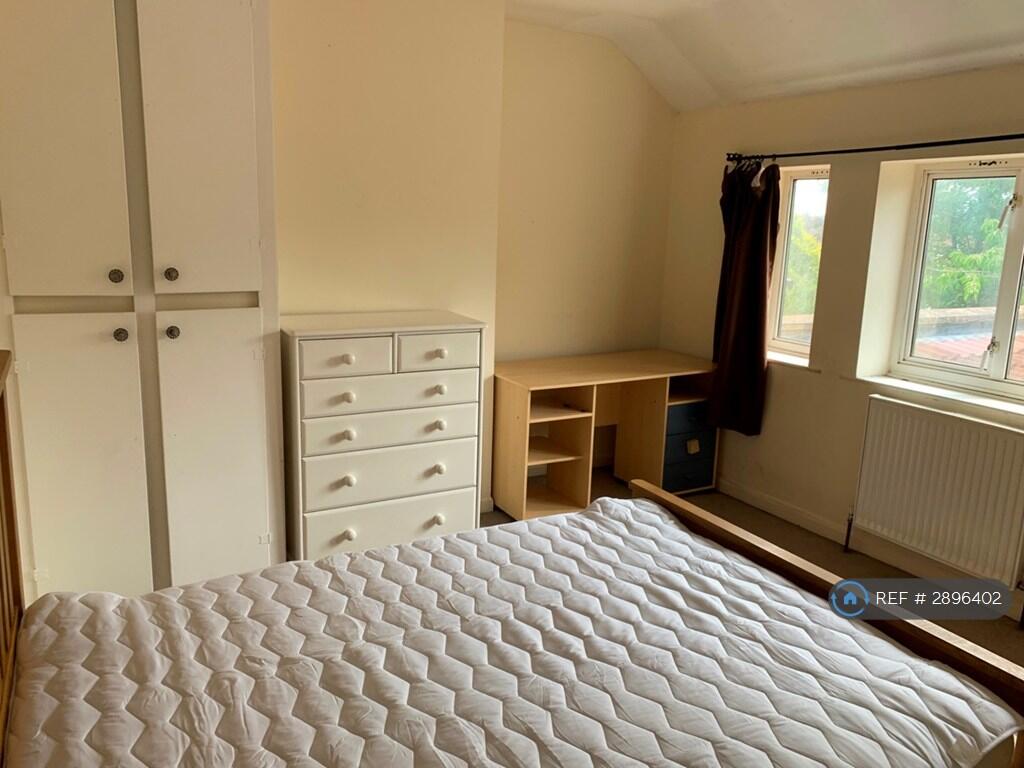 5 bedroom semi-detached house for rent