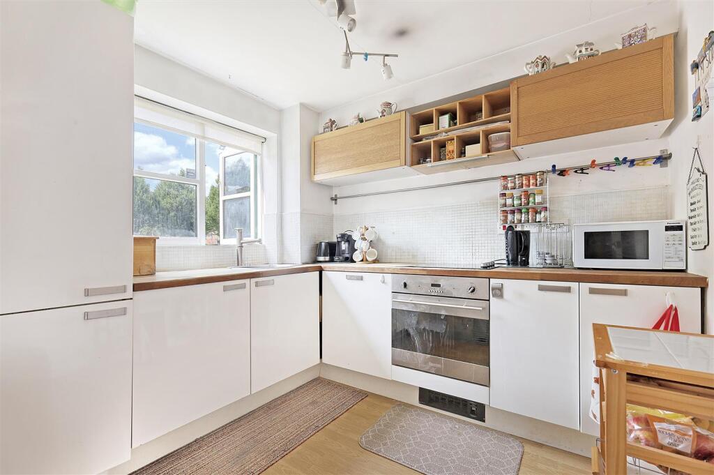 Apartment in Enfield, Enfield Island Village, London Borough of Enfield - View 2