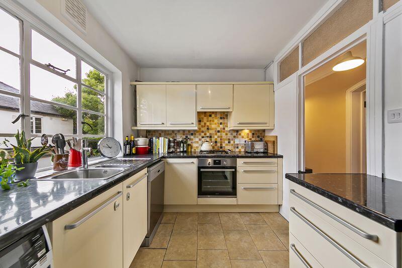 Apartment in London, Surbiton - View 3