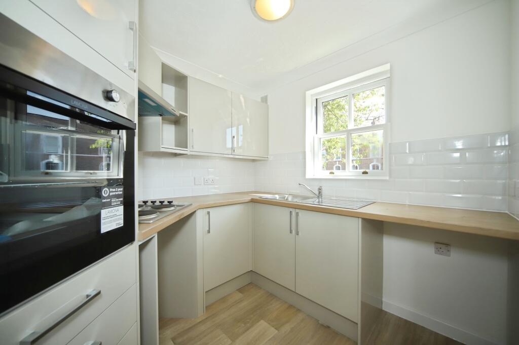 2-bed flat on Avongrove Court, Off Staplegrove Road, £99,500