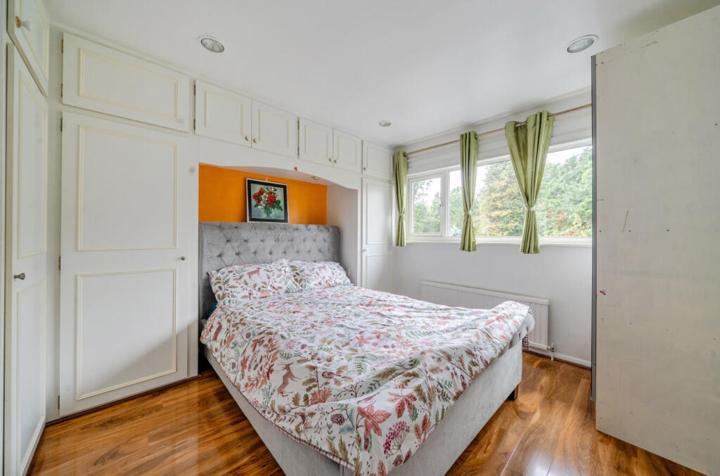 House in Guildford, Worplesdon - More