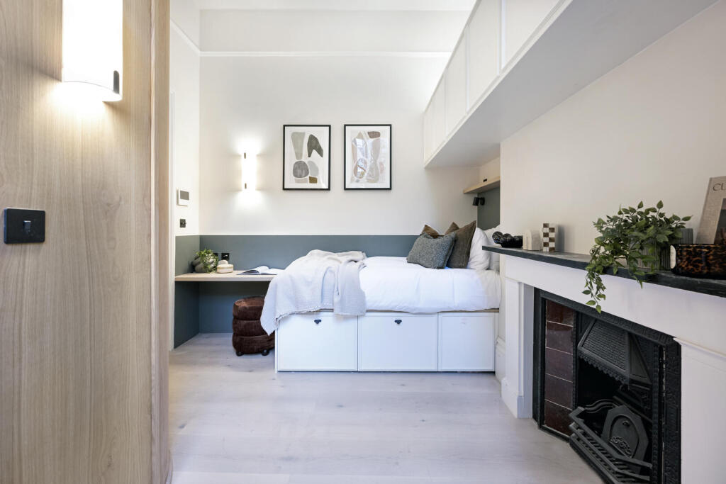 Main image of property: 32-33 Kensington Gardens Square