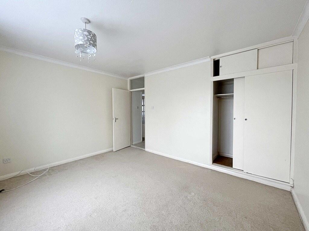 Apartment in Southend-on-Sea - More