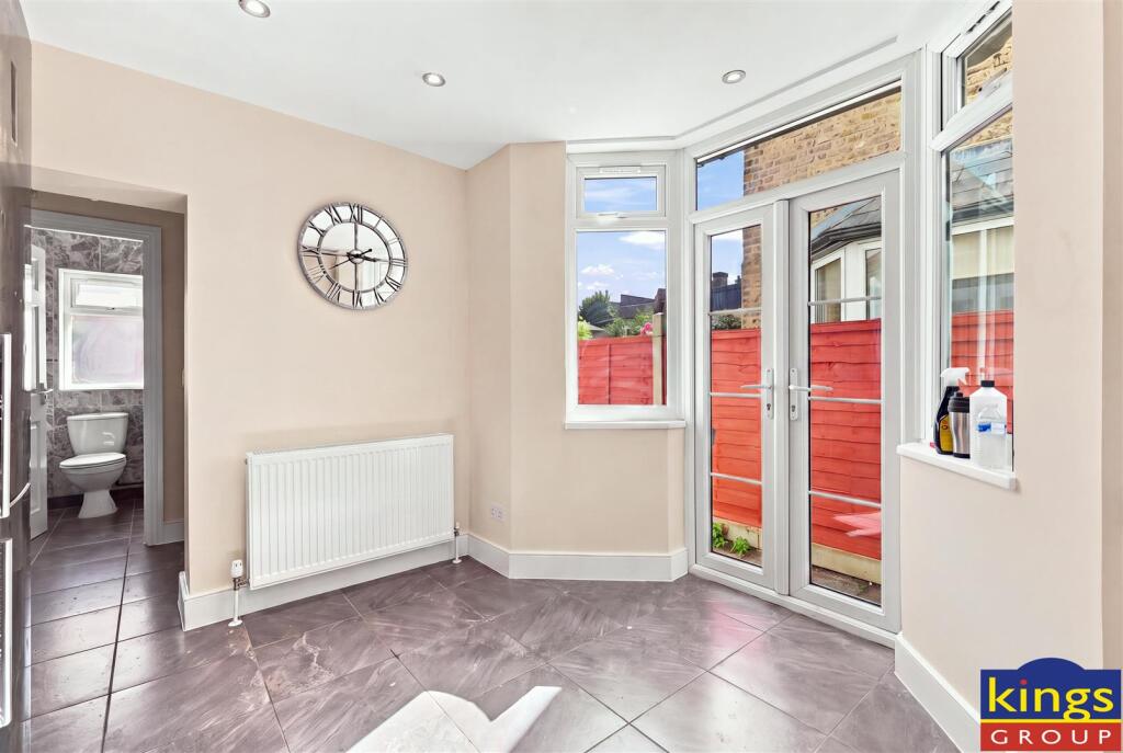 House in London, Wood Street, Hale End - More