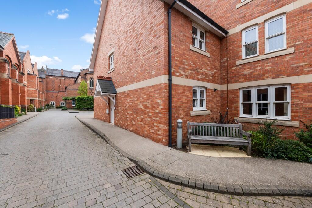 Walton Cottage, 27 Walton Court, Lillington Avenue, Leamington Spa, Warwickshire, CV32 photo 3