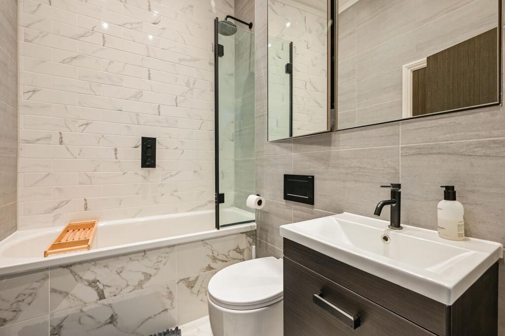 House in London, Taverner Square, Highbury - View 4
