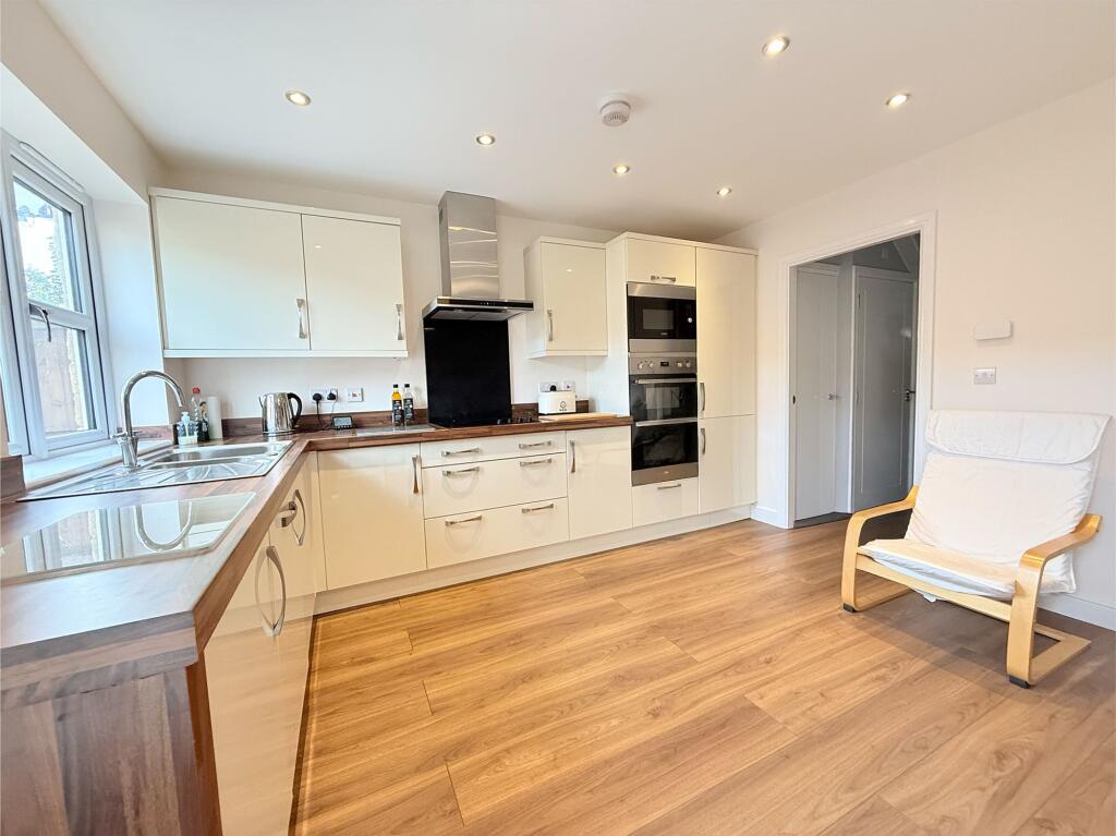 South Brook Gardens, Mirfield, WF14 photo 4
