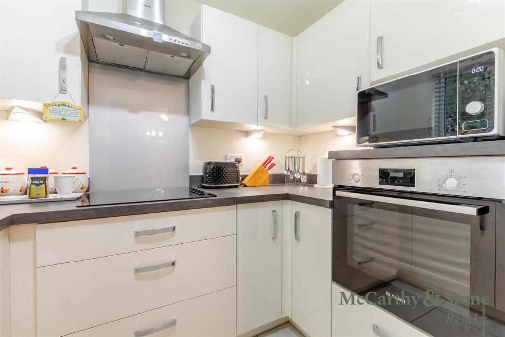 Apartment in Alsager, Hall Drive Park, Cheshire East - View 5