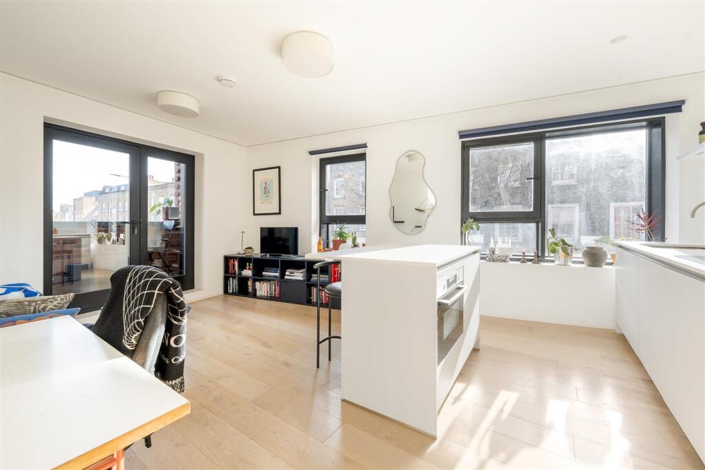 1-bed flat on Cecilia Road, London, £400,000