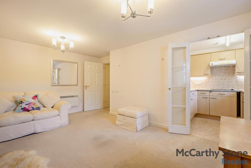 Radford Court, Tower Road, Liphook, GU30 7GR photo 3
