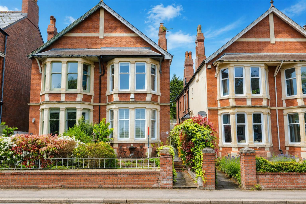 Main image of property: The Parade, Barry