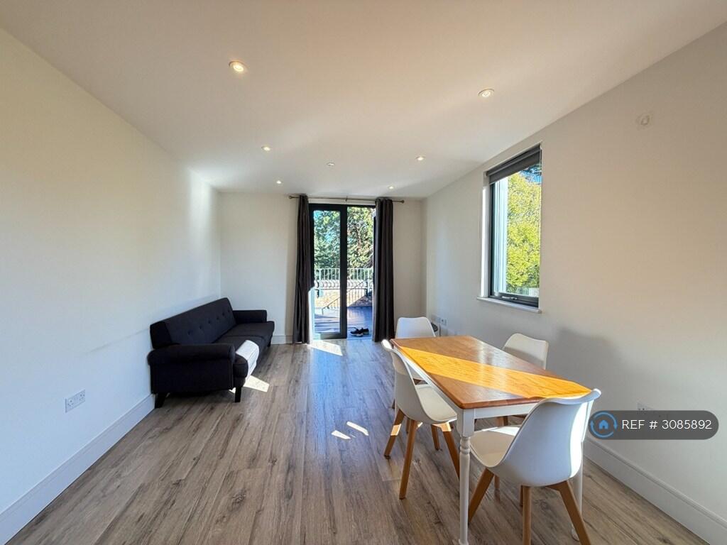 Apartment in Slough - View 5