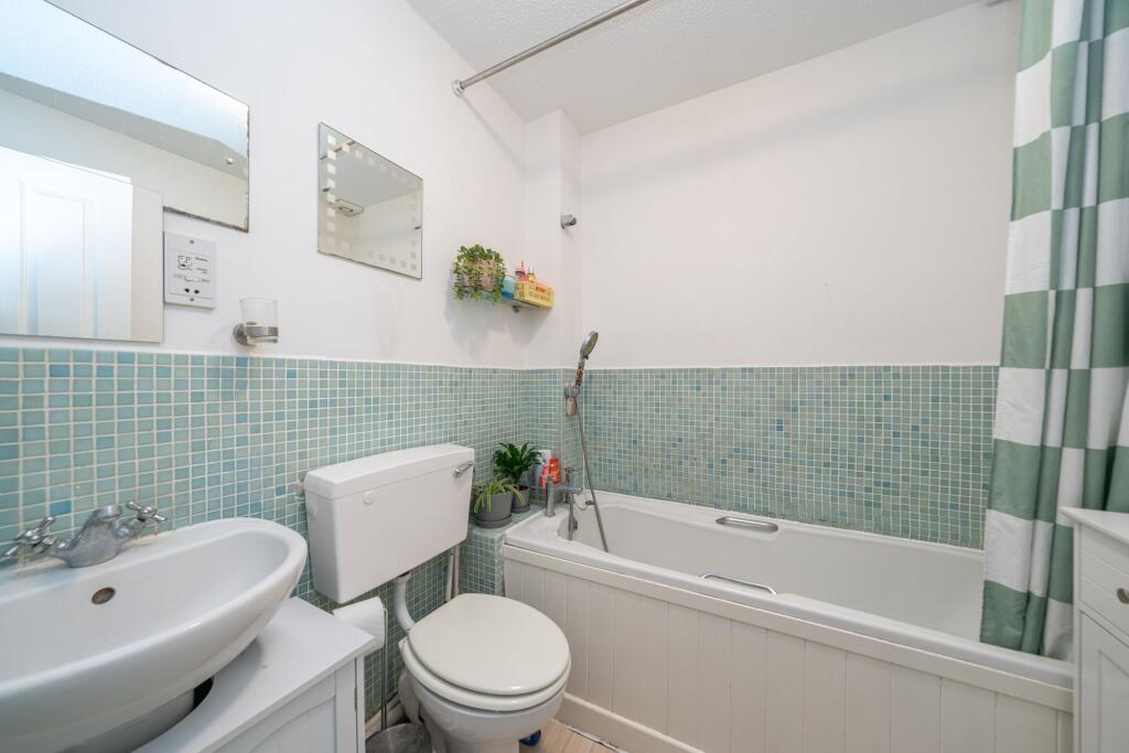 Apartment in Dacorum, Hertfordshire - View 5
