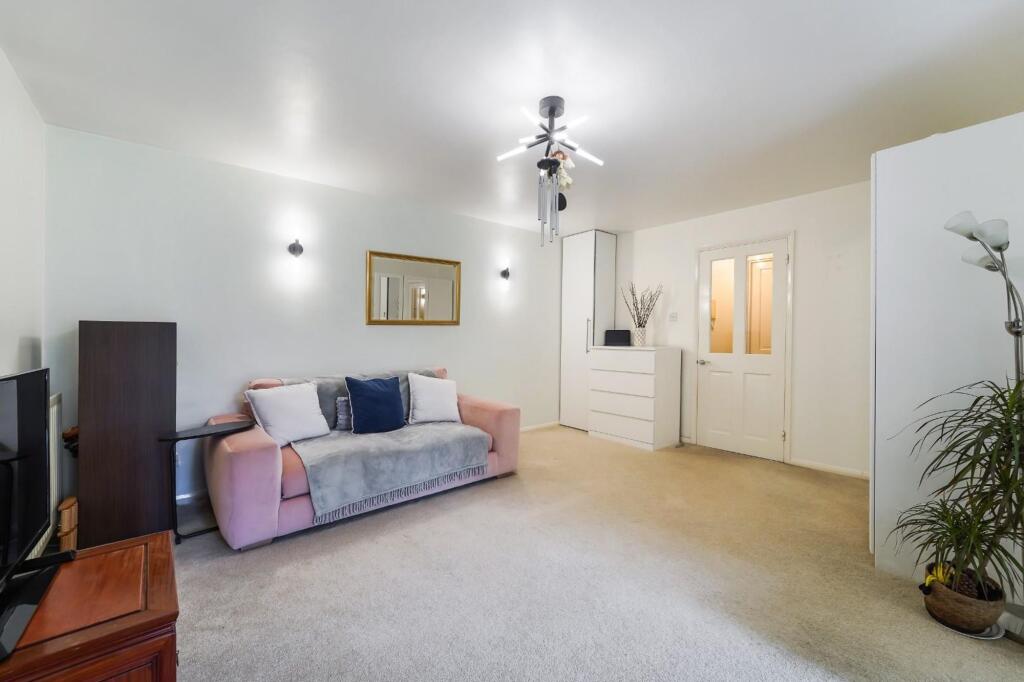 Apartment in Epsom and Ewell, Epsom - View 3