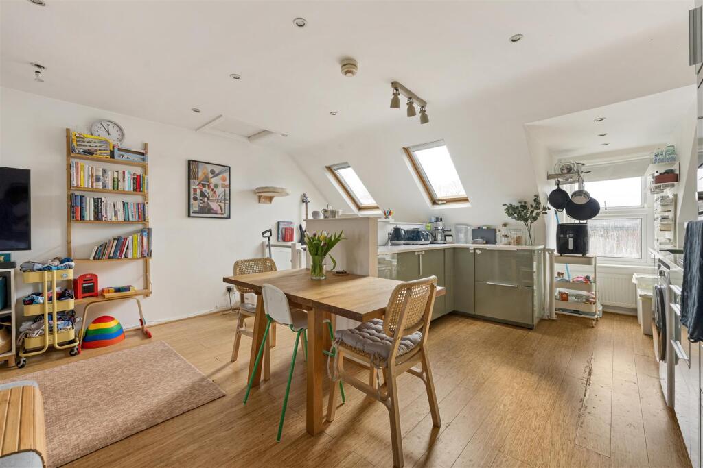 Apartment in London, Leytonstone - View 3