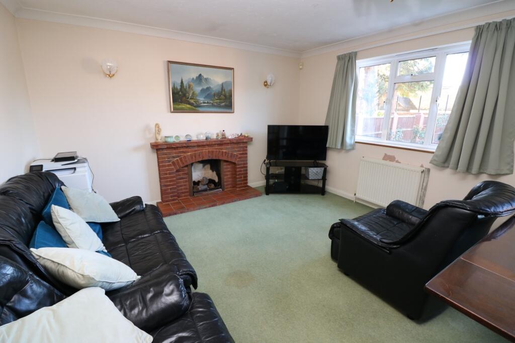 Pinewood Drive, Staines-upon-Thames, Middlesex, TW18 photo 2