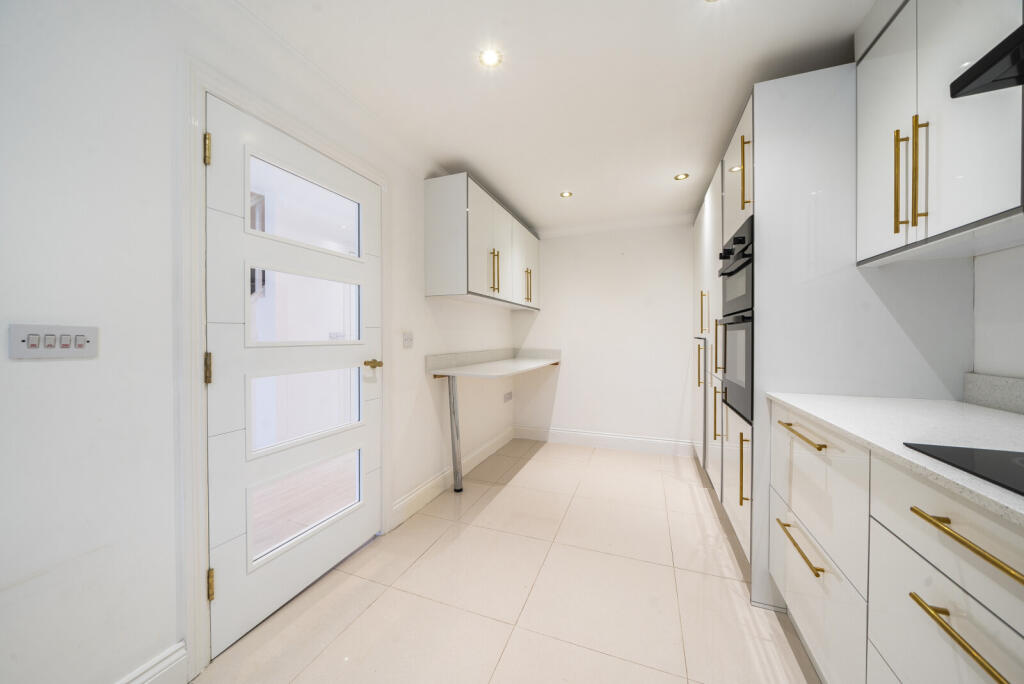 Loxley Close, Byfleet, KT14 photo 3