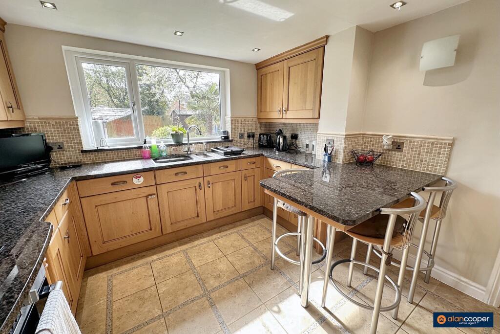 House in Nuneaton and Bedworth, St Nicolas Park - More