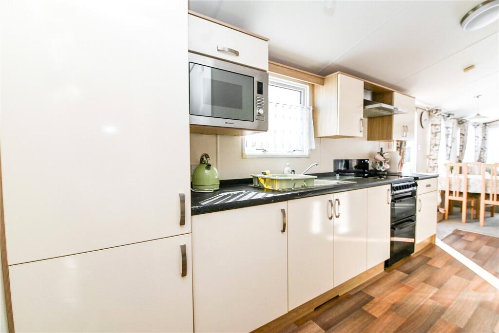 Field Place, Hoburne Naish Holiday Park, Barton On Sea, Hampshire, BH25 photo 4
