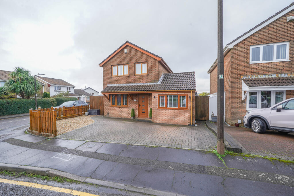 3-bed detached on Y Llwyni, Swansea, SA6, £300,000