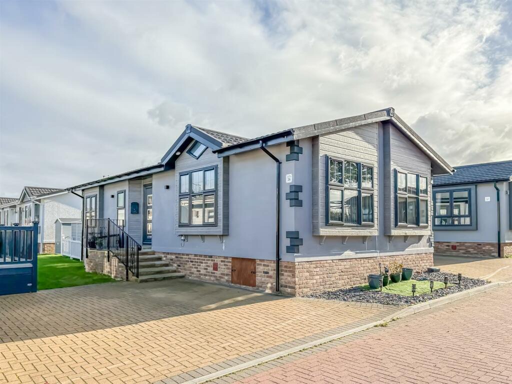 2-bed caravan on Kingsmans Farm Road, Hullbridge, Hockley, £230,000
