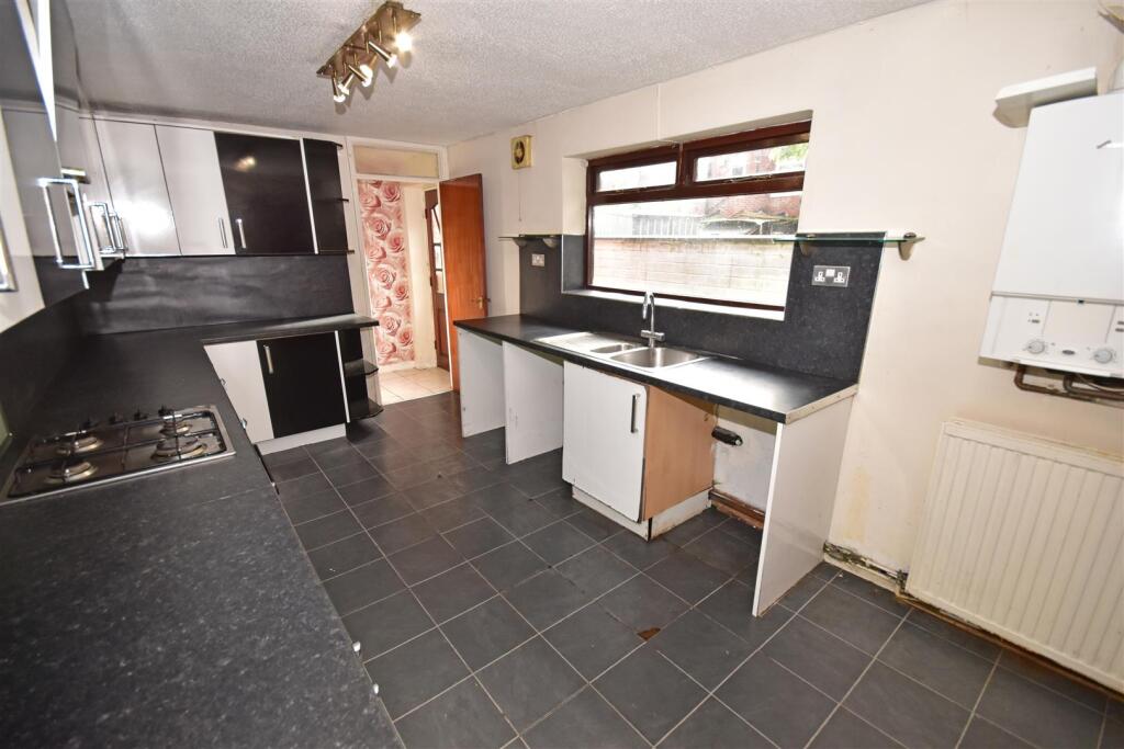 House in Tameside, Taunton - More