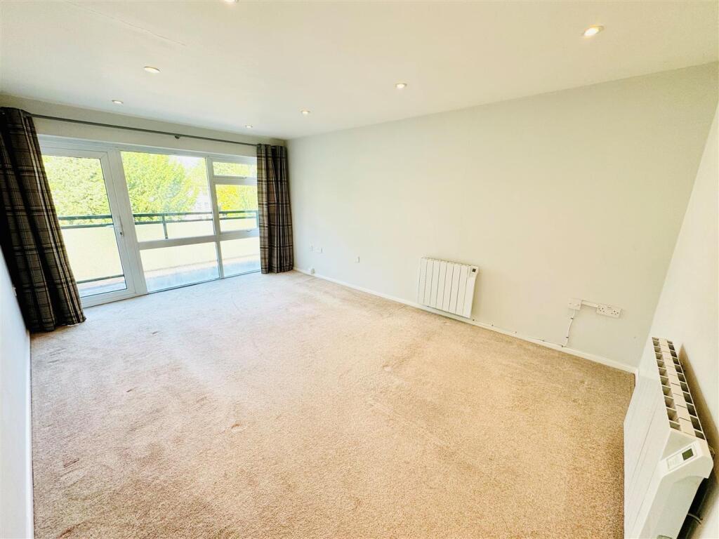 Apartment in Warwick, Royal Leamington Spa - View 3