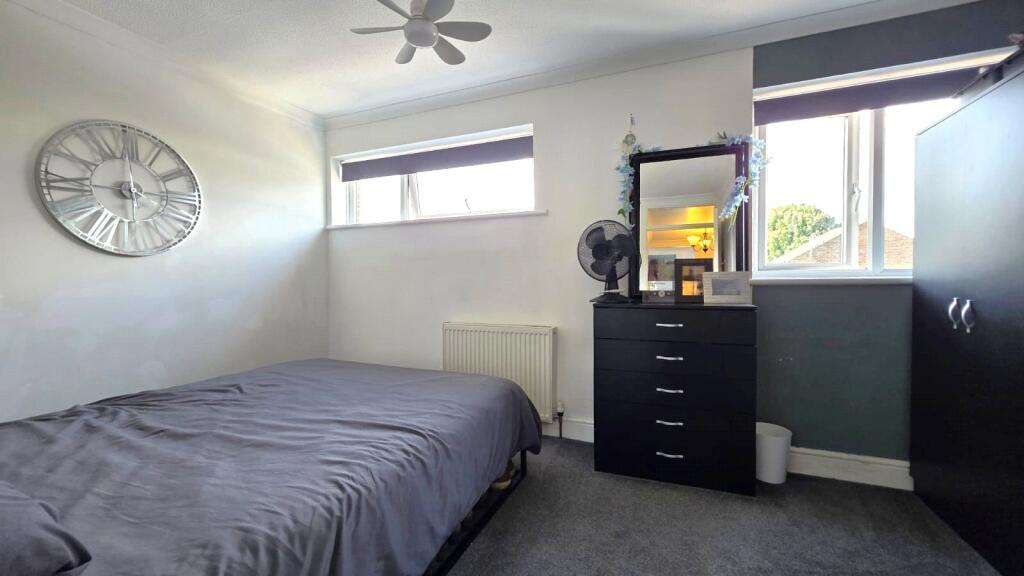 House in Reigate and Banstead, Meath Green, Horley - More