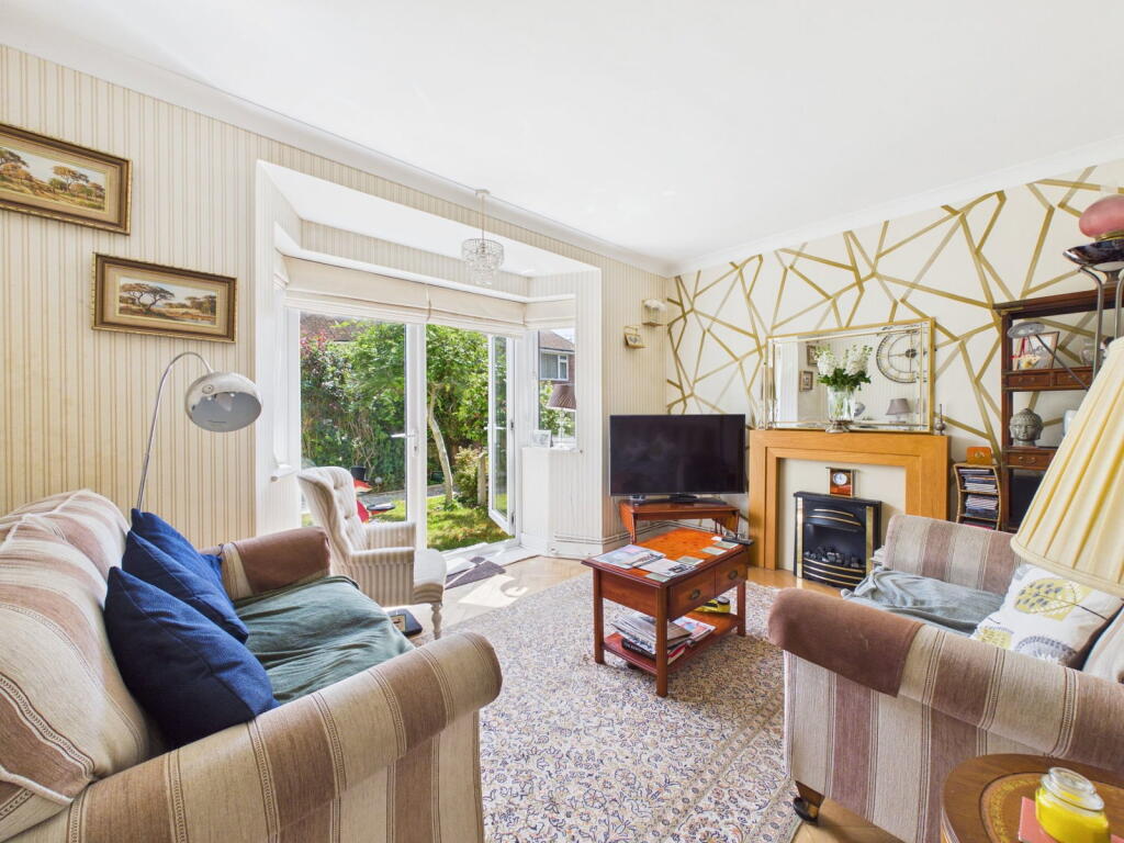 Hurst Avenue, Worthing, BN11 photo 3